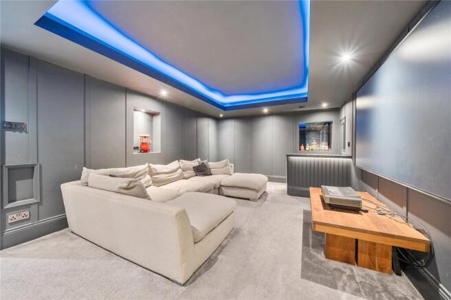 6 bed Detached for sale Image 11