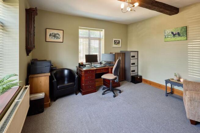 5 bed Detached for sale Image 9