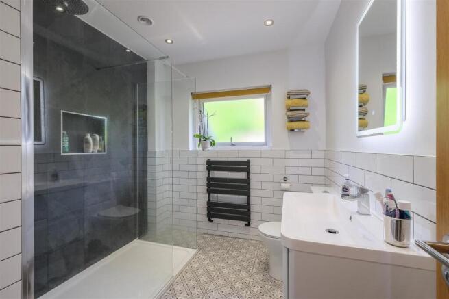 5 bed Detached for sale Image 11