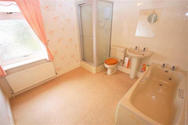 FAMILY BATHROOM / WC