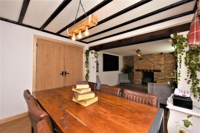 LOUNGE/DINING ...