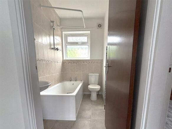 2 bed Apartment to rent Image 5