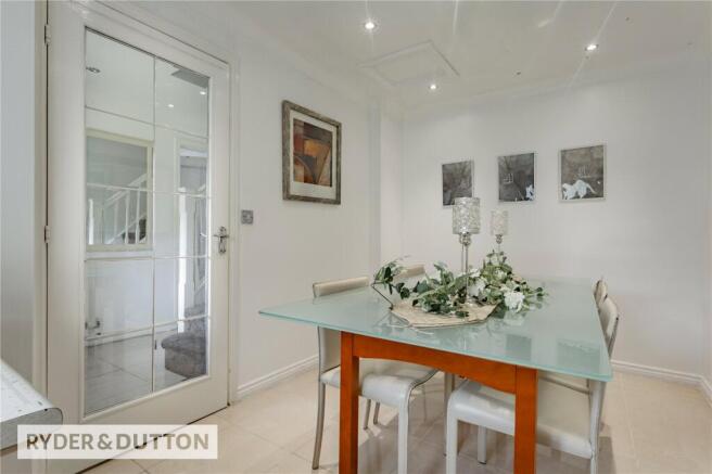 5 bed Detached for sale Image 9
