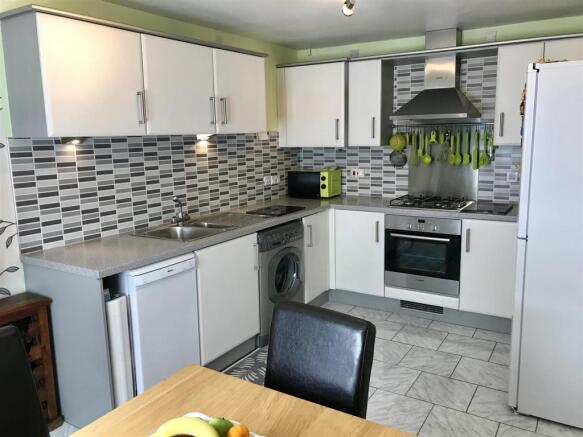 KITCHEN/DINING ROOM