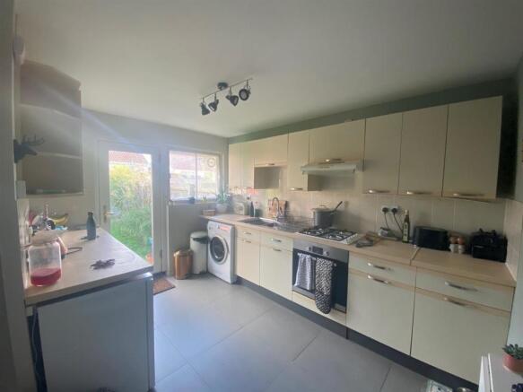 32 The Fairway - Kitchen.jpg