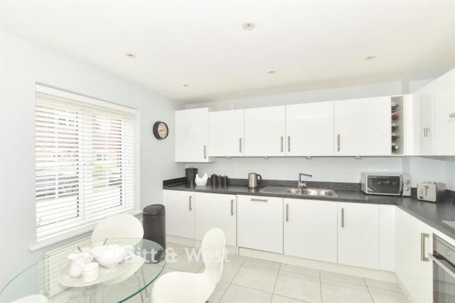 Kitchen/ Breakfast Room