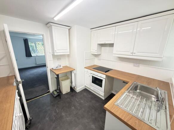 2 bed Semi-Detached Bungalow to rent Image 5