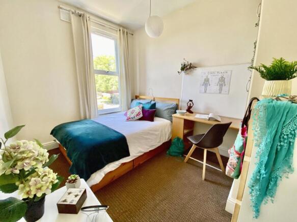 Bright, neatly presented bedroom with a comfy s...