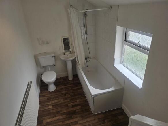 2 bed Terraced to rent Image 5