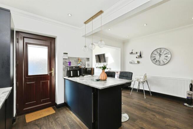 3 bed Semi-Detached for sale Image 8