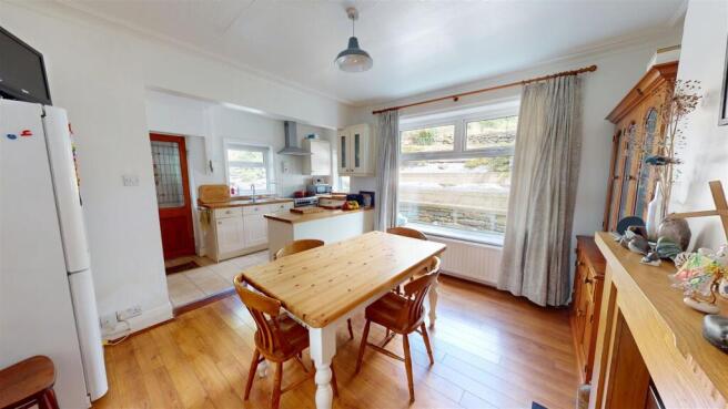 4 bed Semi-Detached for sale Image 6