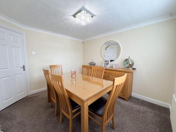4 bed Detached for sale Image 11