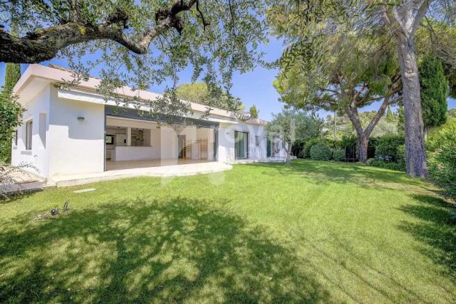 Stylish villa nestled in a quiet and sought-after 