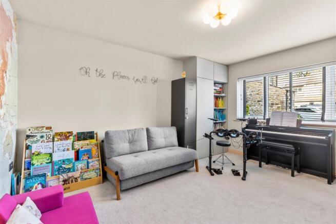 5 bed Semi-Detached for sale Image 7