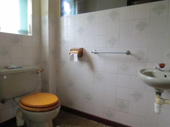 Cloakroom/WC: