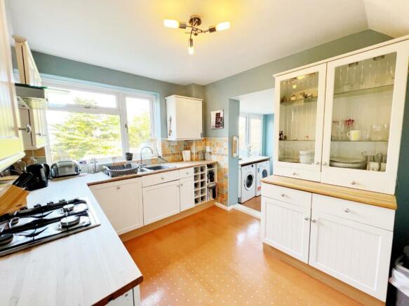 Kitchen pic 2.jpg