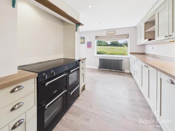 4 bed Bungalow for sale Image 10