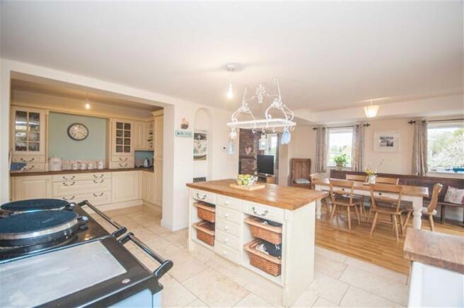 LARGE FAMILY/DINING/