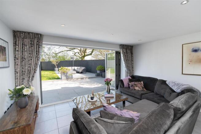 5 bed Detached for sale Image 3