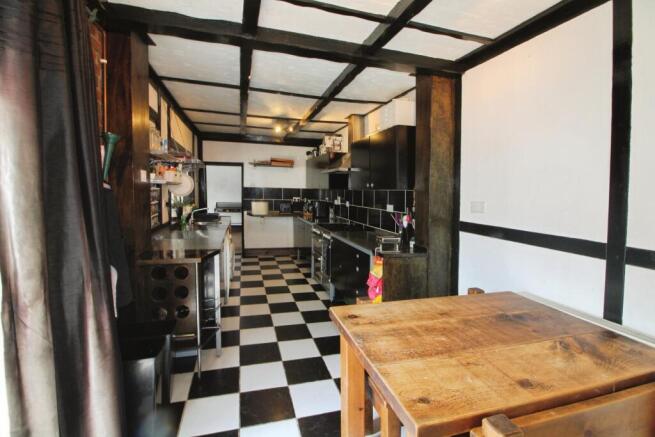 5 bed Detached for sale Image 8