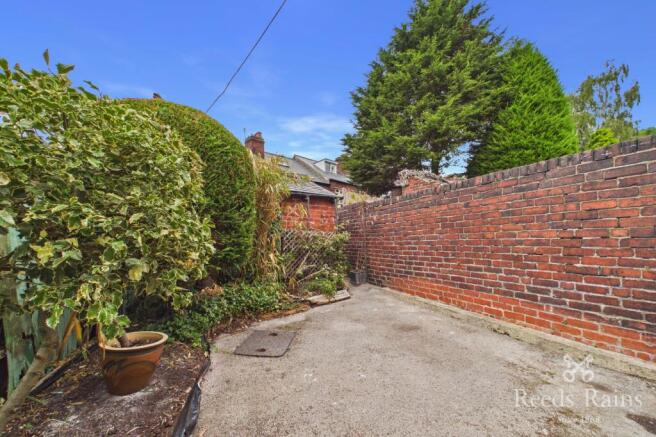 2 bed Terraced to rent Image 8