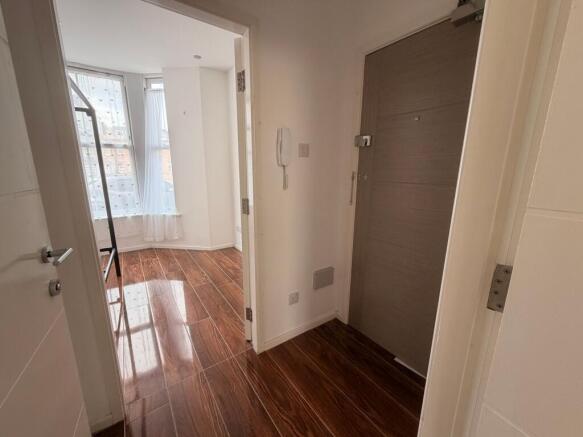 Studio to rent Image 9