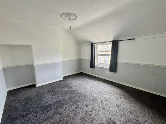 4 bed Terraced to rent Image 9