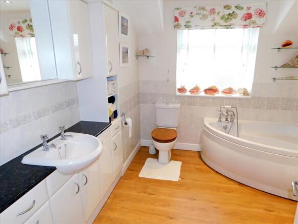 EN SUITE BATHROOM