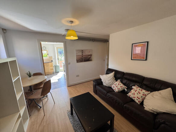 3 bed Flat to rent Image 8