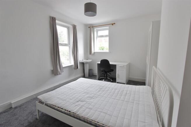 6 bed Terraced to rent Image 5