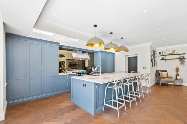 6 bed Detached for sale Image 10
