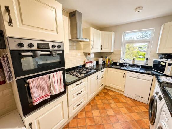 5 bed Detached for sale Image 9