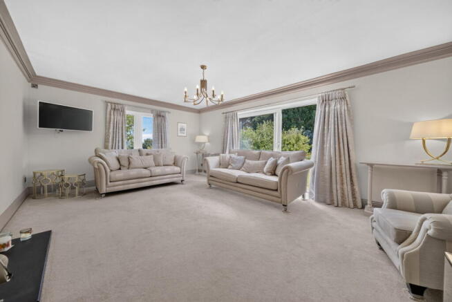 5 bed Detached for sale Image 8