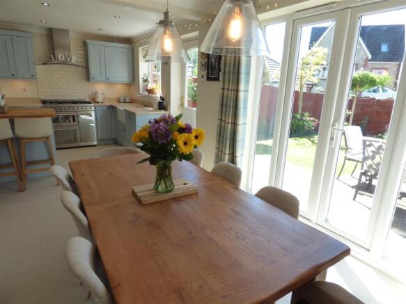 KITCHEN/DINING ROOM