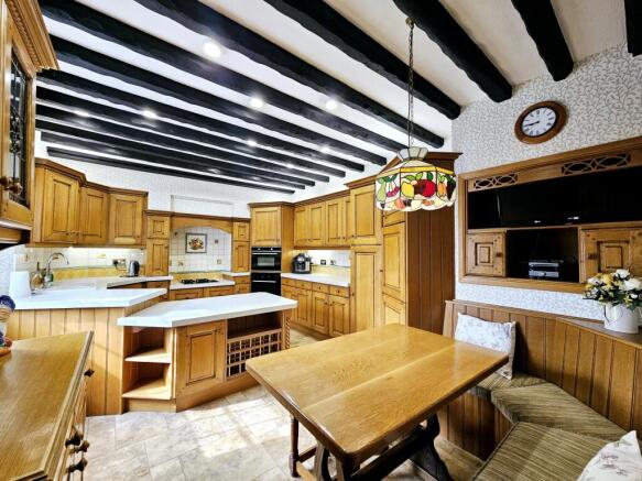 5 bed Detached for sale Image 6