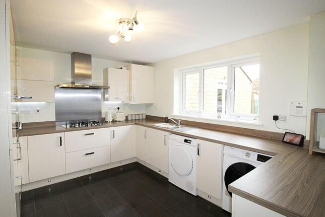 5 bed Detached for sale Image 7