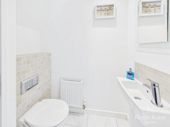 5 bed Detached for sale Image 6