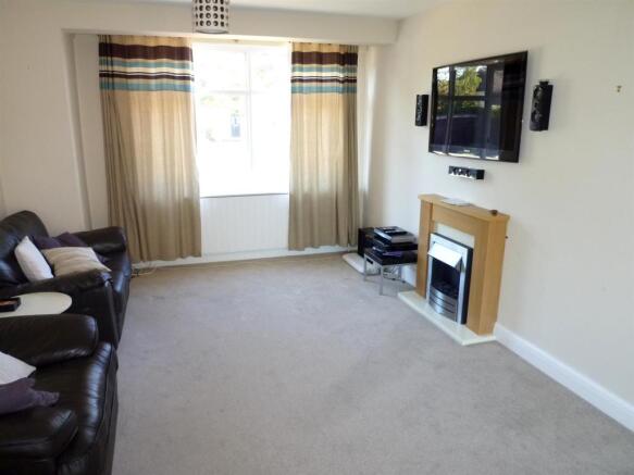Lounge/Dining Room