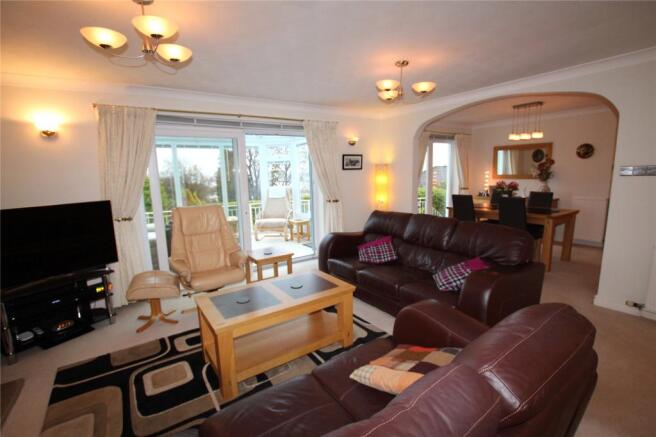 Lounge/Dining