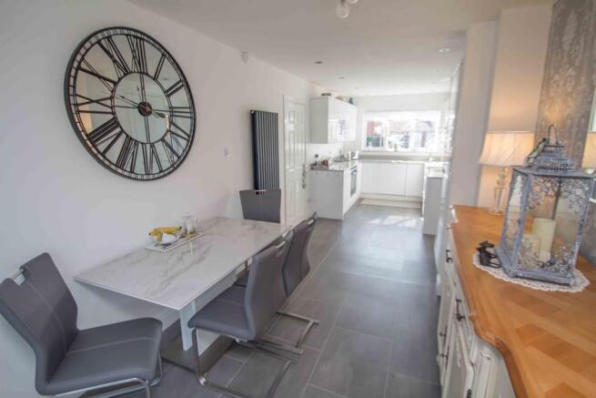 KITCHEN/BREAKFAST...