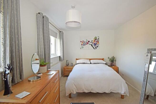 33 Elmley Close, bed 1a.jpg