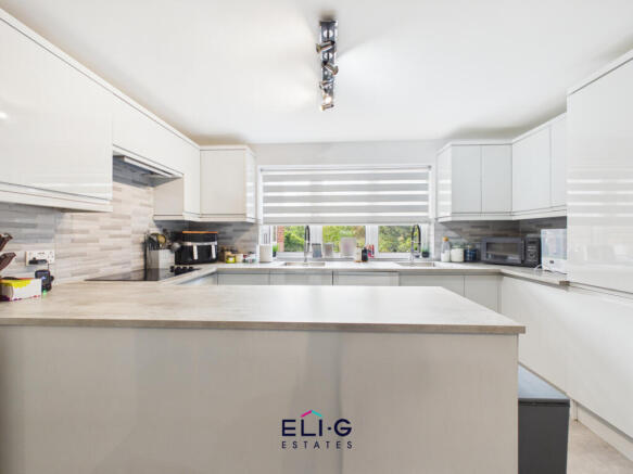 Move-in ready two-bedroom flat plus home office,