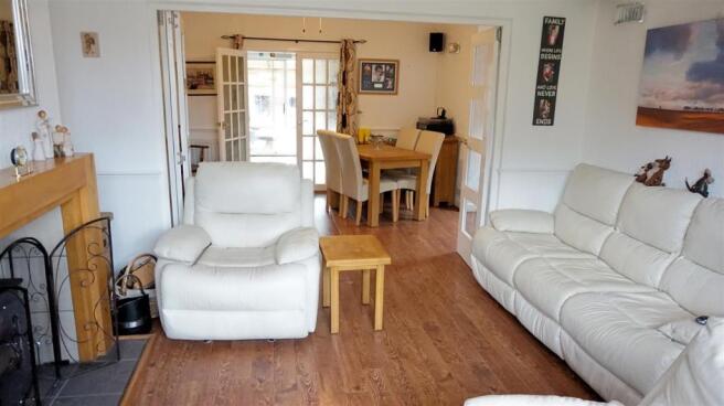 SPACIOUS DINING ROOM