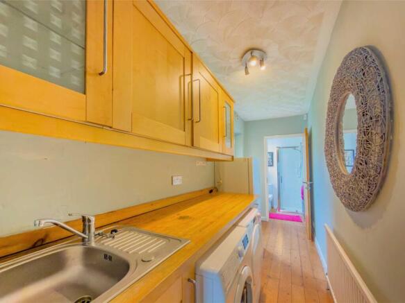 5 bed Detached for sale Image 9