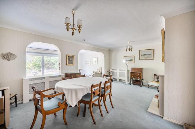 Warwick Gardens, Ashtead, KT21 photo 4