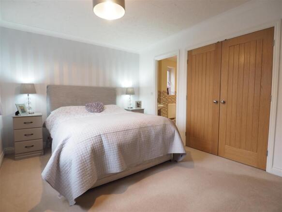 Master Bedroom Into En-Suite 029