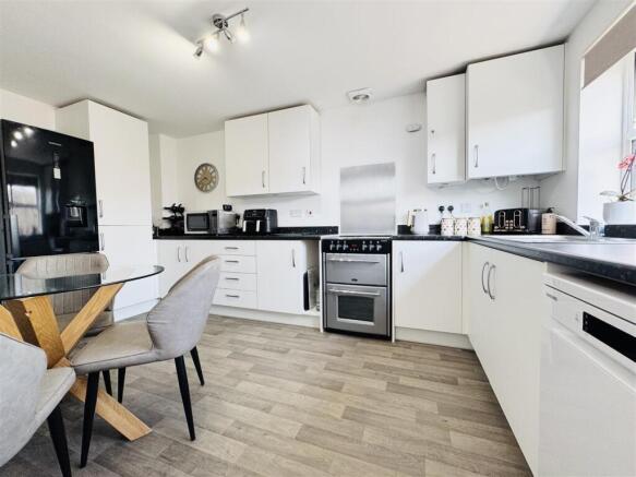 3 bed Semi-Detached for sale Image 8