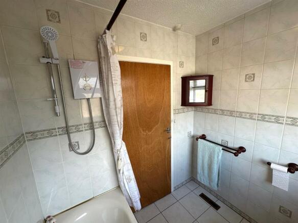 bathroom 1.jpg