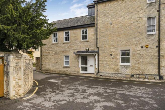 2-bed flat on Garth Court, Bicester, £250,000