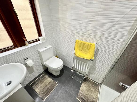 4 bed Detached to rent Image 8